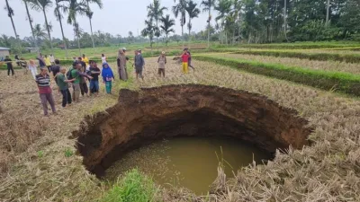 Sinkhole Muncul di Tengah Sawah Sumbar, Ini Penjelasan Badan Geologi dan Ahli