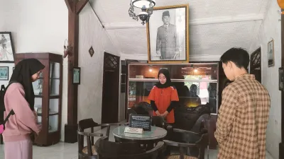 Menemukan Suara Hati Lewat Wisata Bisu di Ndalem Pojok Kediri