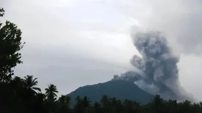 Gunung Ibu Erupsi 38 Kali Sepekan, Warga Diminta Menjauh