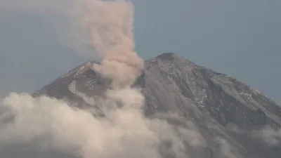 Semeru Kembali Bergejolak Warga Diimbau Jauhi Zona Merah Besuk Kobokan