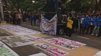 Mahasiswa Kepung Kodim Semarang, Tekanan Mundur Prabowo-Gibran Menguat