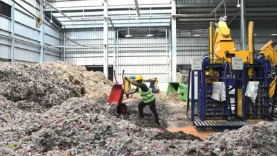 Pirolisis Jakarta Barat Ubah Sampah Jadi Energi dan Nilai Ekonomi