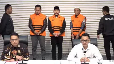 Bupati Bekasi dan Ayahnya Dijerat KPK dalam Ijon Proyek