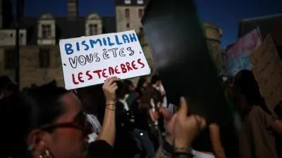 Bismillah c'est les ténèbres, Pelajar Prancis Sindir Polisi