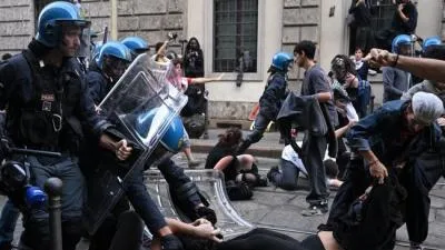 Demo Italia Memanas, Warga Berlindung dari Bentrok di Milan