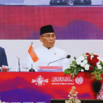 Ketua Umum PBNU Yahya Cholil Staquf (tengah) diapit C. Holland Taylor dari CSCV (kiri) dan Syekh Abdurrahman al-Khayyat, Ketua Liga Muslim Dunia untuk Asia Tenggara dan Australia (kanan), mengeluarkan Komunike R20 di Hotel Hyatt Regency, Yogyakarta, Jumat, 4 November 2022). – Istimewa