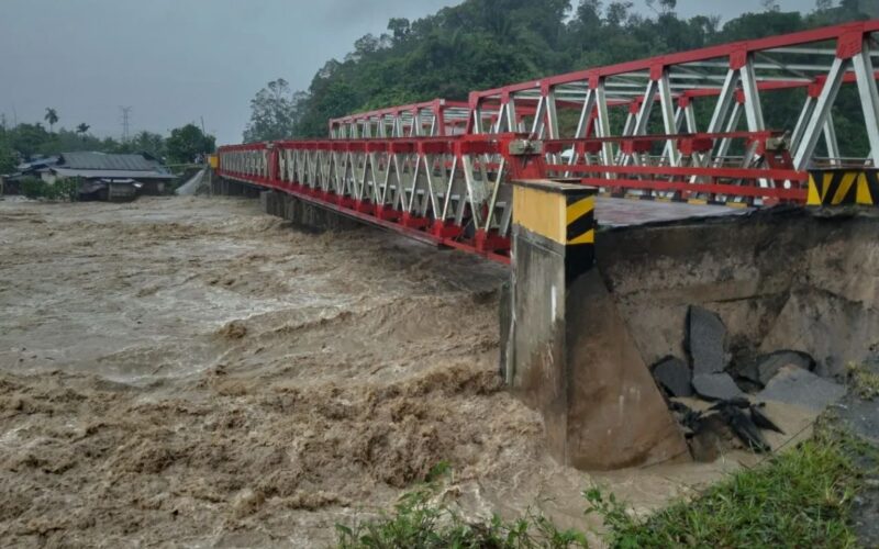 Jembatan ambruk di banjir sumatera
