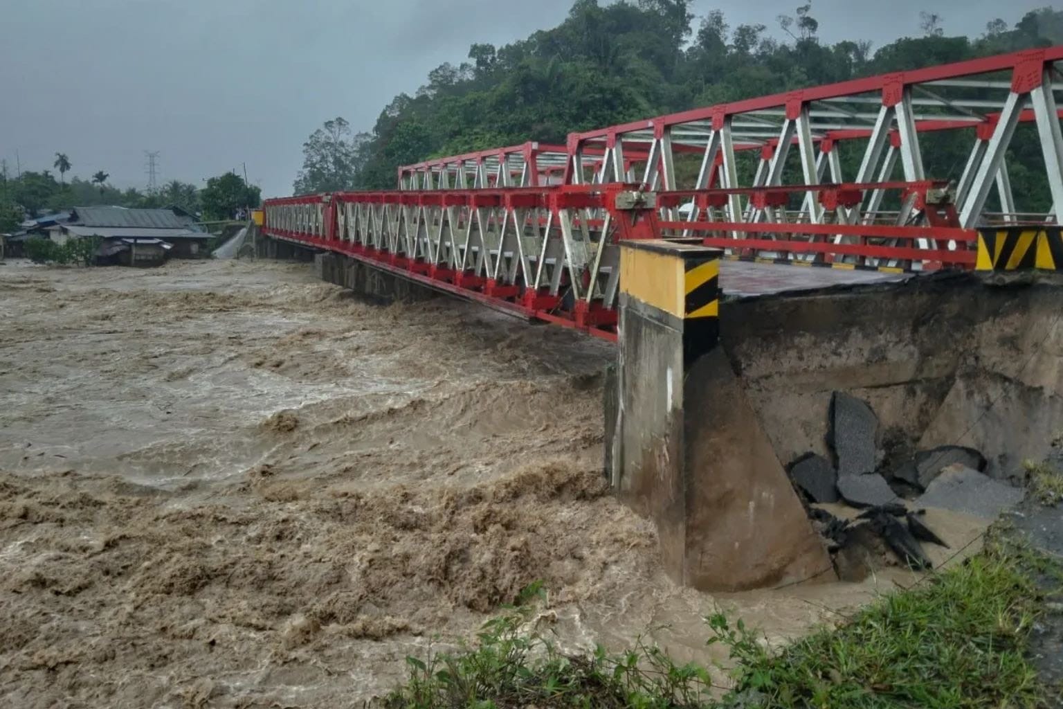 Jembatan ambruk di banjir sumatera