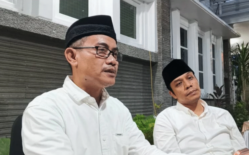 Juru bicara forum Mustasyar NU di Ponpes Tebu Ireng, Jombang, HM. Abdul Muid (kemeja putih) menyampaikan hasil pertemuan forum, Sabtu malam 96/12/2025).