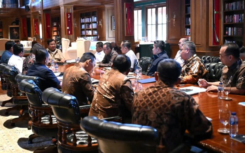Presiden Prabowo Subianto memimpin rapat di Hambalang, Minggu (23/11/2025). - Instagram Sekkab