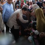 Presiden Prabowo Subianto mengunjungi korban banjir di Takengon, Aceh, Sabtu (13/12). (BPMI Setpres)