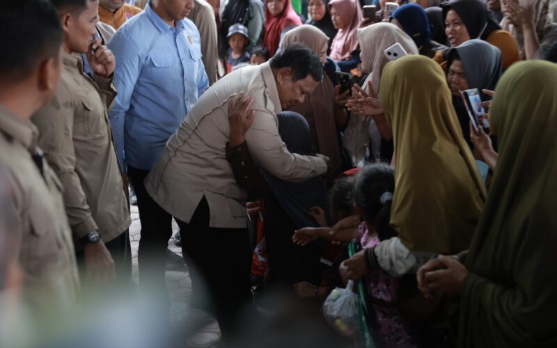 Presiden Prabowo Subianto mengunjungi korban banjir di Takengon, Aceh, Sabtu (13/12). (BPMI Setpres)