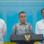 Wakil Ketua DPR RI Sufmi Dasco Ahmad didampingi Sekretaris Kabinet Tedy Indra Wijaya dan Mensesneg Prasetyo Hadi mengumumkan rehabilitasi untuk tiga mantan direksi PT ASDP dari Presiden Prabowo, Selasa (25/11/2025). (FGP)