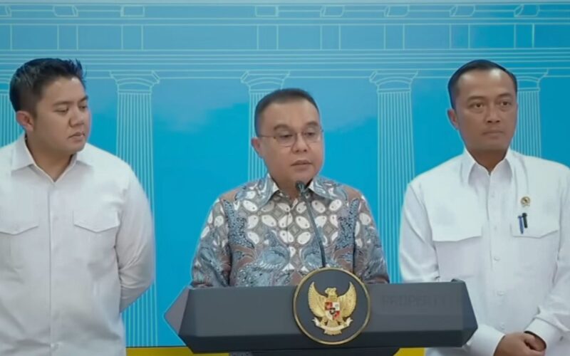 Wakil Ketua DPR RI Sufmi Dasco Ahmad didampingi Sekretaris Kabinet Tedy Indra Wijaya dan Mensesneg Prasetyo Hadi mengumumkan rehabilitasi untuk tiga mantan direksi PT ASDP dari Presiden Prabowo, Selasa (25/11/2025). (FGP)