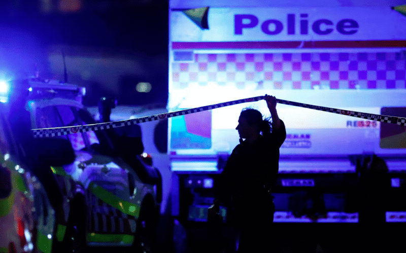 Seorang petugas polisi berjalan di sepanjang garis pembatas di lokasi penembakan massal di Pantai Bondi di Sydney, Australia, pada hari Minggu (Getty Images)
