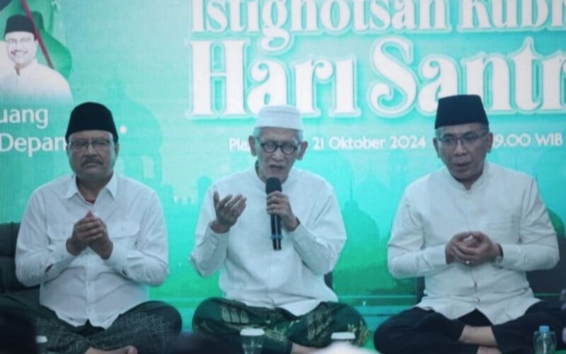 Jajaran elite PBNU. Dari kiri Sekjen Saifullah Yusuf, Rais Aam Miftachul Ahyar, dan Ketua Umum Yahya Cholil Staquf. Konflik di lingkaran ini disebut tak memengaruhi aktivitas NU akar rumput. (Dok. PBNU)