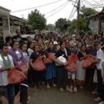 sejumlah warga menerima bantuan banjir sumatera