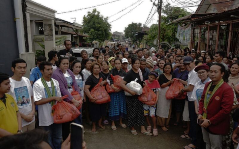 sejumlah warga menerima bantuan banjir sumatera
