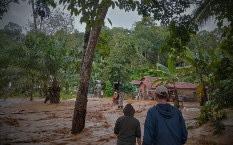 warga menerjang arus banjir di banjir sumatera