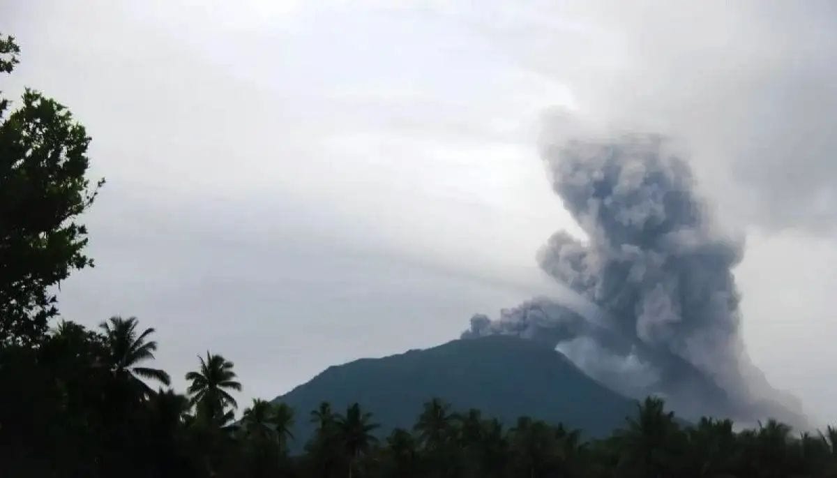 Gunung Ibu Erupsi