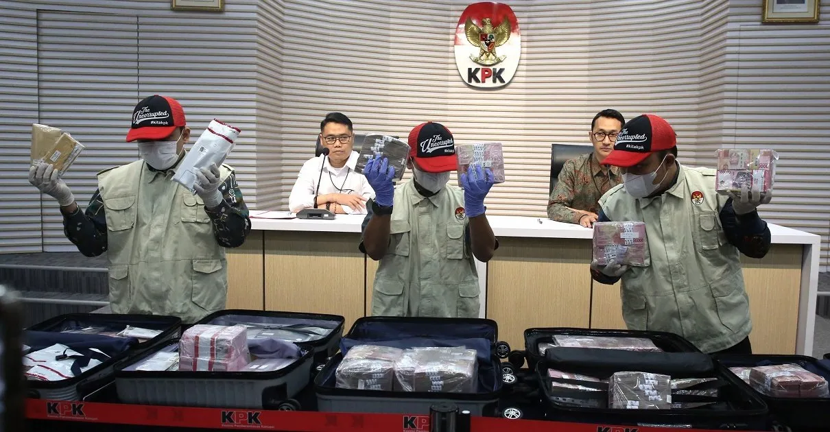 KPK memperlihatkan Barang Bukti