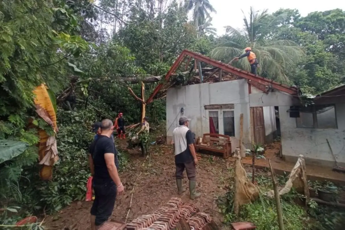 sinar jiwa - rumah rusak Ciamis