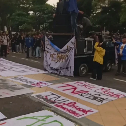 Mahasiswa Kepung Kodim Semarang, Tekanan Mundur Prabowo-Gibran Menguat