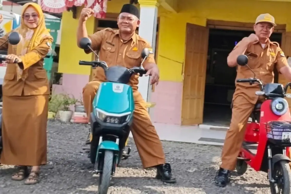 Perangkat Desa Ambulu Kecamatan Losari Kabupaten Cirebon mulai menggunakan sepeda listrik