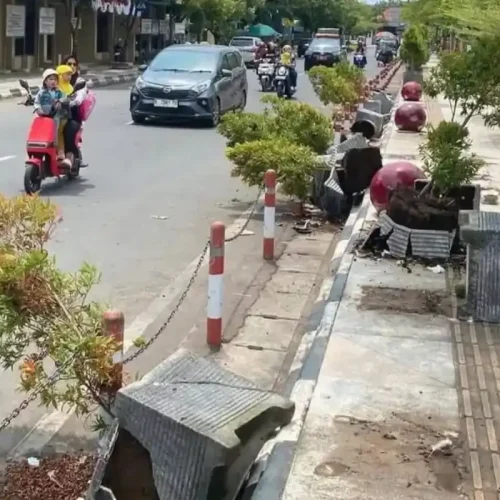 Kerusakan Alun-Alun Indramayu Usai Demo Tambak Pantura Disorot
