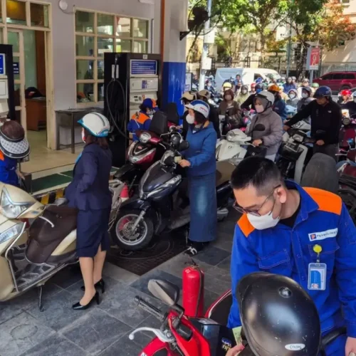 Vietnam Pangkas Pajak BBM Darurat, Warga Hadapi Lonjakan Energi