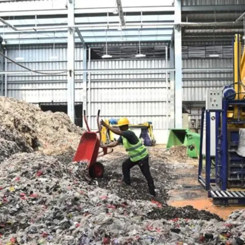 Pirolisis Jakarta Barat Ubah Sampah Jadi Energi dan Nilai Ekonomi