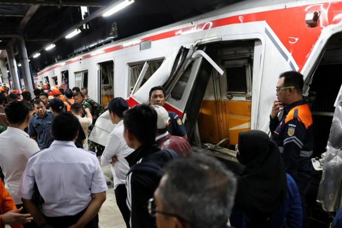 Tabrakan di stasiun bekasi timur