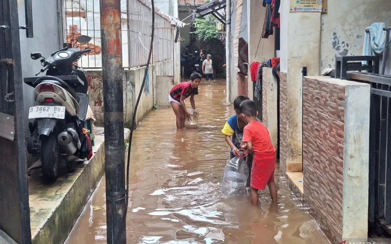 Banjir Jakarta Rendam 11 RT di Jaksel, Ketinggian Air Capai 130 Cm