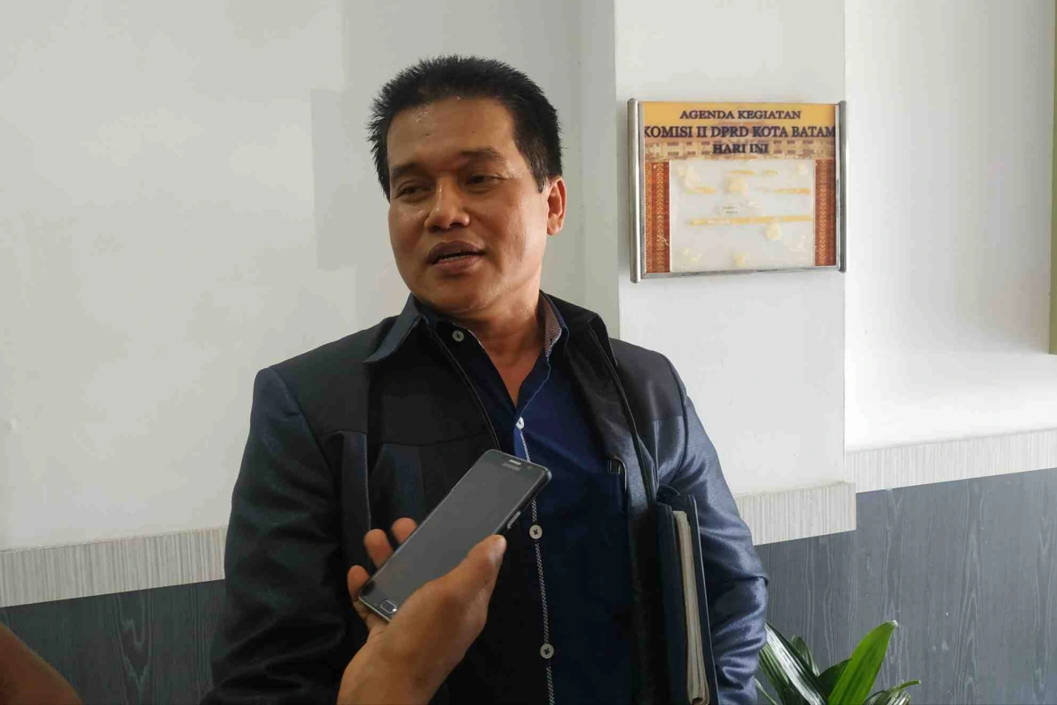 Buruh Kota Batam Peringati May Day dengan Aksi Bersih Lingkungan 3 Ketua DPD FSP LEM SPSI Kepri, Saiful Badri