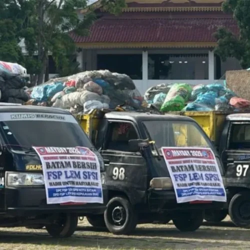 Buruh Kota Batam Peringati May Day dengan Aksi Bersih Lingkungan