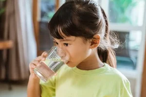 Kebutuhan Air Putih Anak per Usia, Orang Tua Wajib Tahu
